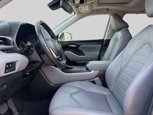 Used 2023 Toyota Highlander XLE image 18