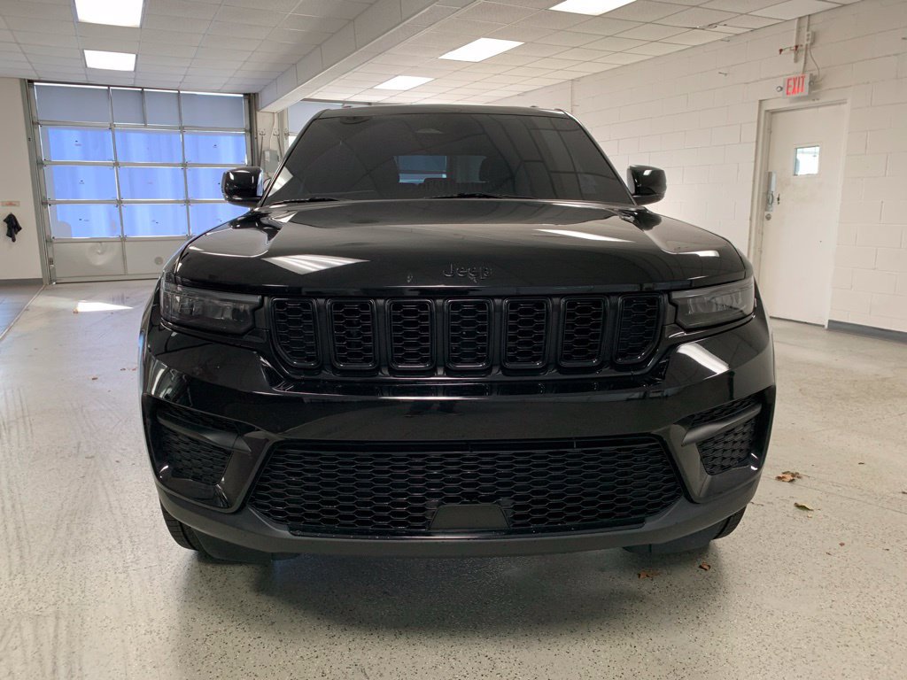Used 2023 Jeep Grand Cherokee Altitude AWD/4WD image 4