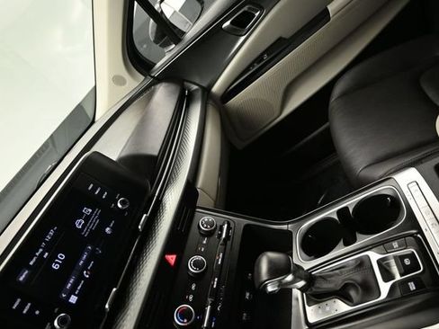 Used 2022 Kia Carnival LX FWD image 19