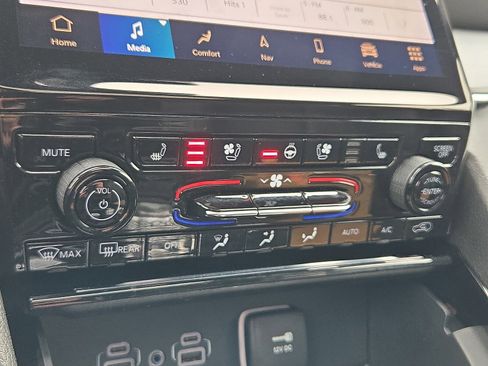 Used 2023 Jeep Grand Cherokee L Overland w/ Advanced Protech Group III image 17