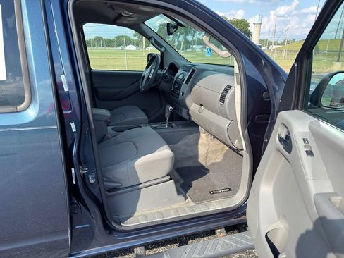 Used 2013 Nissan Frontier SV w/ SV Value Truck Pkg AWD/4WD image 29