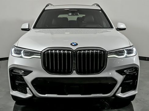 Used 2022 BMW X7 xDrive40i w/ M Sport Package AWD/4WD image 4
