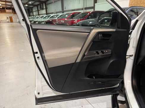 Used 2014 Toyota RAV4 LE image 23