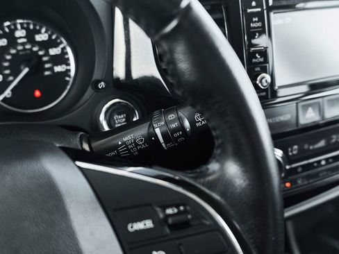 Used 2016 Mitsubishi Outlander SE AWD/4WD image 29