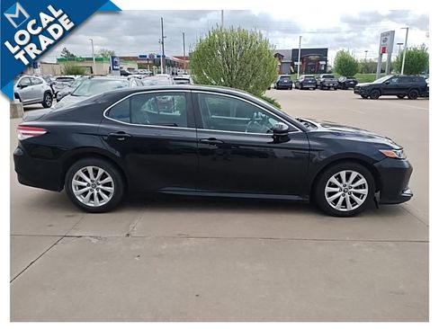 Used 2018 Toyota Camry LE image 5