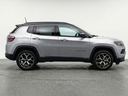 Used 2025 Jeep Compass Limited image 11