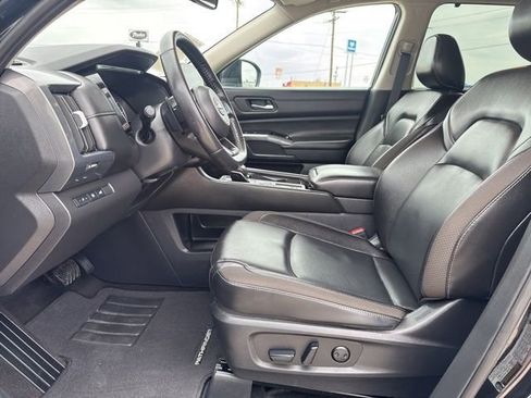 Used 2024 Nissan Pathfinder SL FWD image 2