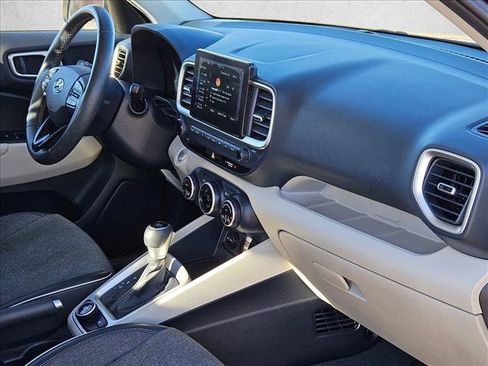 Used 2020 Hyundai Venue image 23