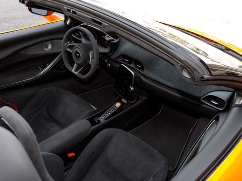 Used 2025 McLaren Artura Spider RWD image 54