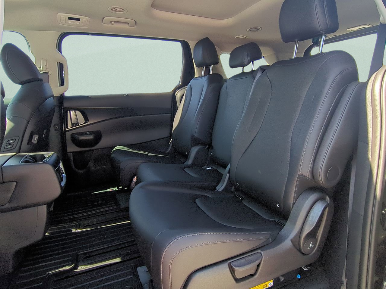 New 2026 Kia Carnival SX w/ SX Dark Edition Package FWD image 14
