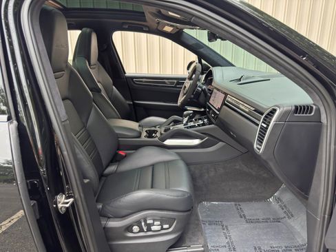 Used 2021 Porsche Cayenne Turbo S AWD/4WD image 16