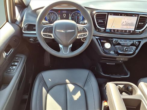 New 2026 Chrysler Pacifica Select image 9