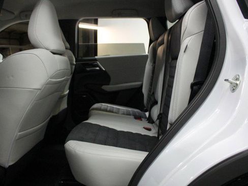 New 2025 Mitsubishi Outlander SE image 24