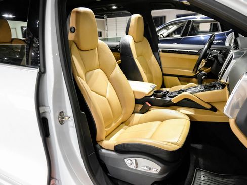 Used 2018 Porsche Cayenne S image 35