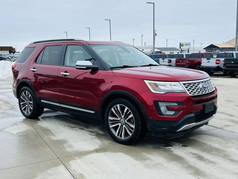 Used 2017 Ford Explorer Platinum image 2