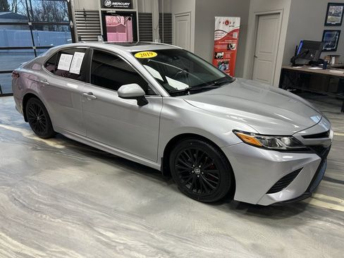 Used 2019 Toyota Camry SE image 25