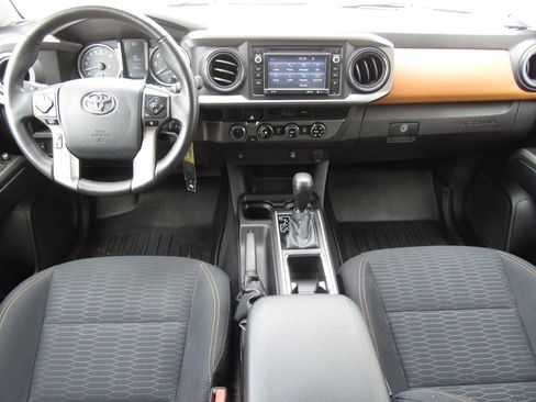 Certified 2017 Toyota Tacoma SR5 AWD/4WD image 30