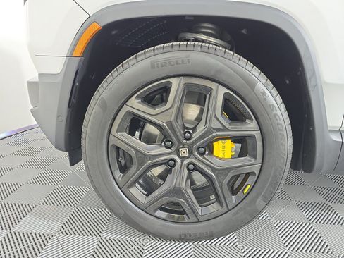 Used 2025 Rivian R1T Premium AWD/4WD image 9