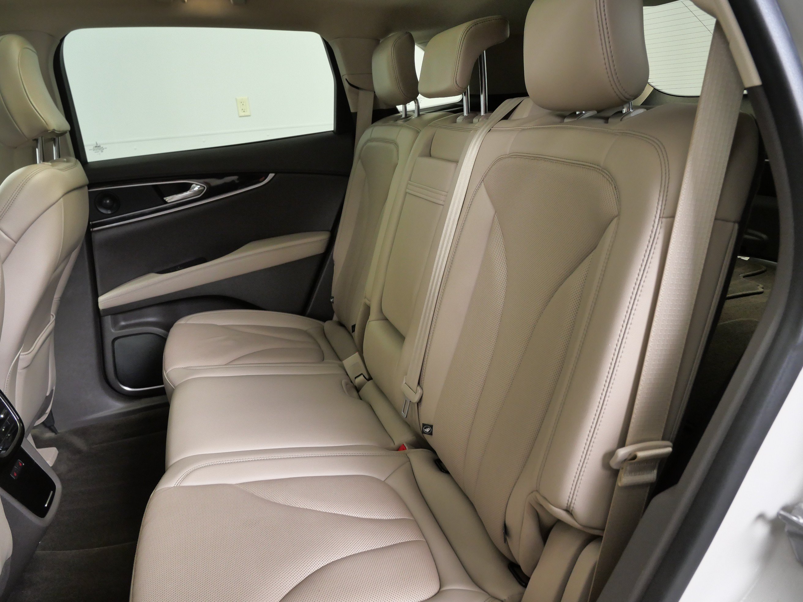 Used 2022 Lincoln Nautilus Reserve w/ Luxury Package AWD/4WD image 16