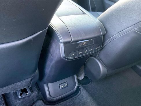 Used 2024 Toyota Highlander LE image 33