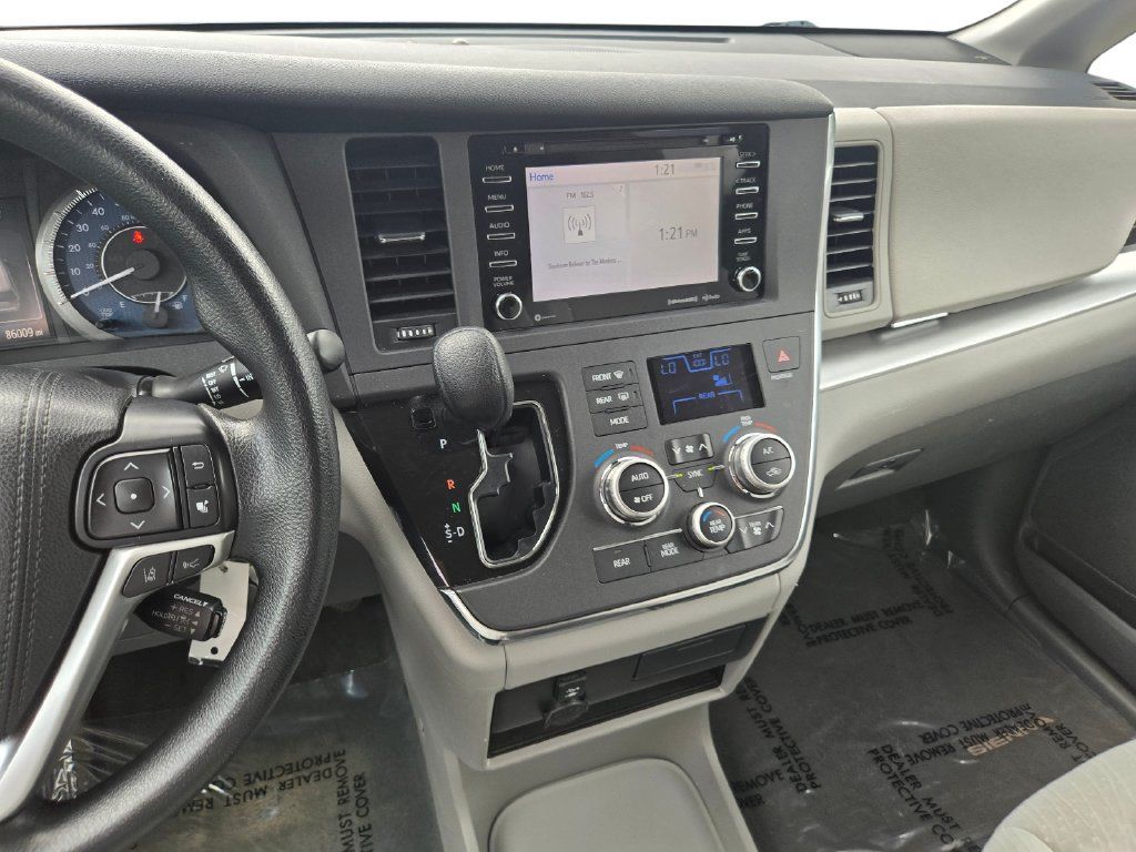 Used 2018 Toyota Sienna LE FWD image 20
