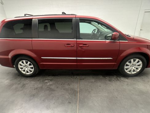Used 2016 Chrysler Town & Country Touring FWD image 9