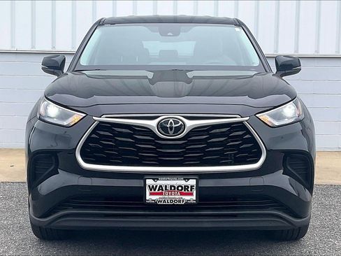 Used 2023 Toyota Highlander L FWD image 3