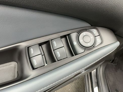 Used 2018 Buick Enclave Essence image 13