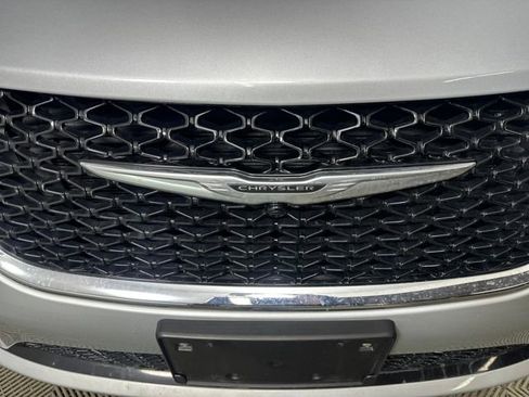 Used 2024 Chrysler Pacifica Select image 9