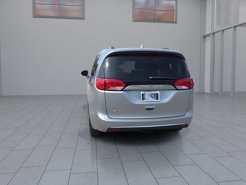 Used 2018 Chrysler Pacifica Touring-L Plus FWD image 7