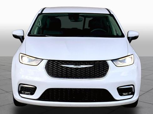 Used 2023 Chrysler Pacifica Touring-L FWD image 4