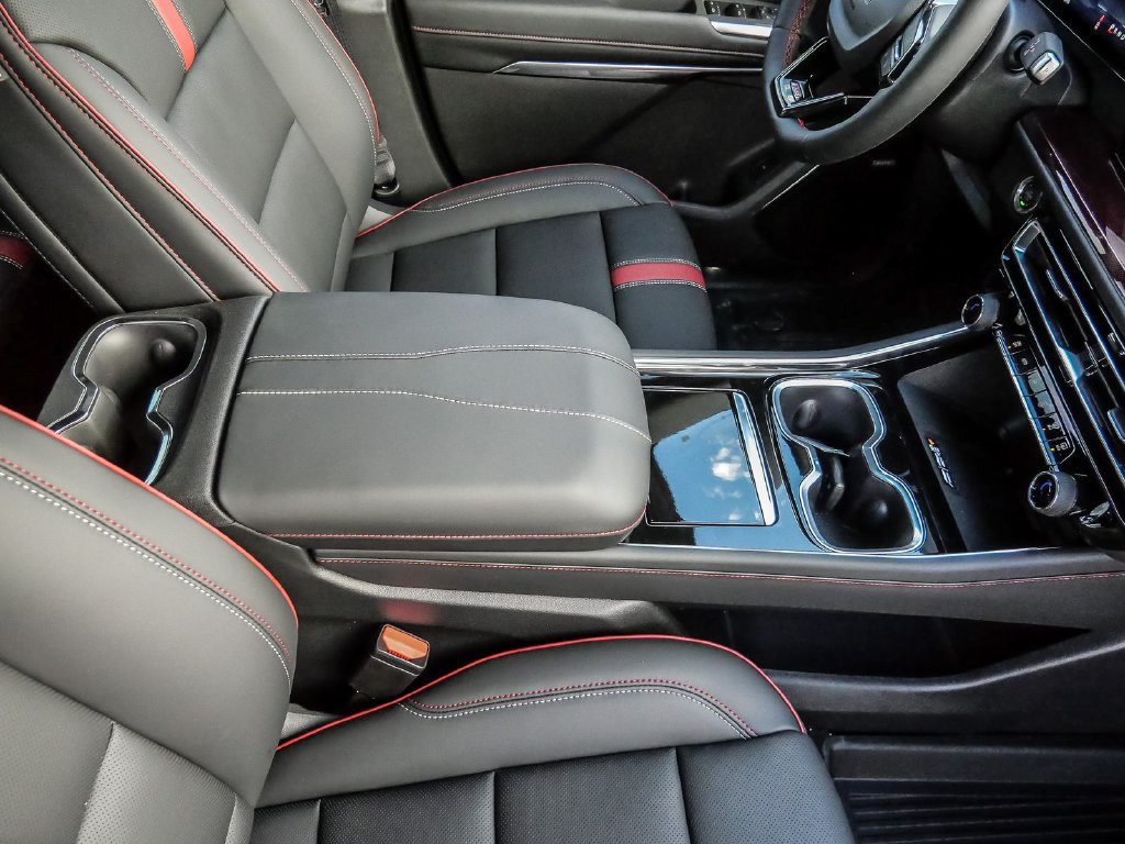 New 2027 Chevrolet Traverse RS w/ LPO, Floor Liner Package FWD image 17