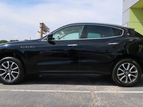 Used 2017 Maserati Levante w/ Luxury Package image 5