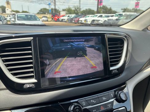 Used 2023 Chrysler Pacifica Touring-L FWD image 25