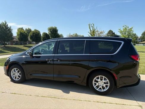 Used 2024 Chrysler Pacifica Touring-L FWD image 6