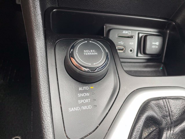 Used 2018 Jeep Cherokee Overland w/ Technology Group AWD/4WD image 39