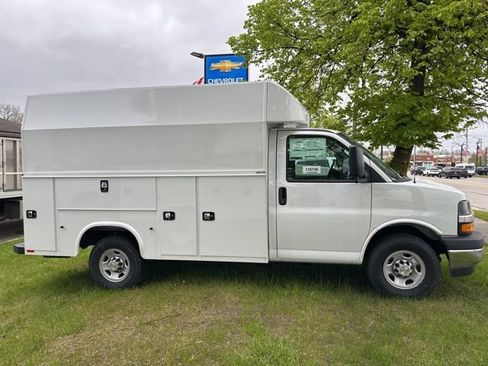 New 2026 Chevrolet Express 3500 w/ Power Convenience Package RWD image 6