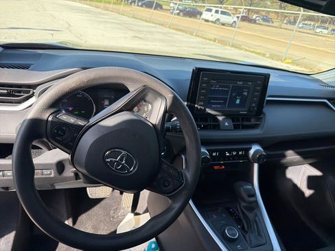 Used 2021 Toyota RAV4 XLE w/ Convenience Package image 11