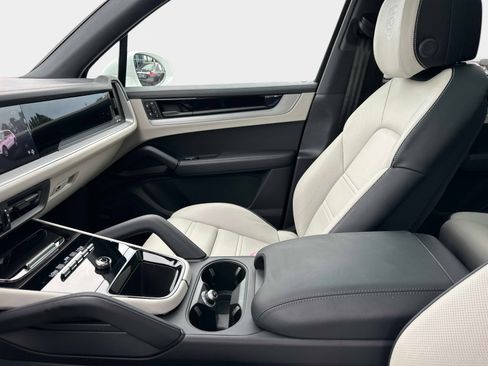 Used 2024 Porsche Cayenne Base image 24