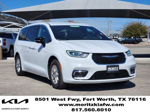 Used 2025 Chrysler Pacifica Select FWD image 3