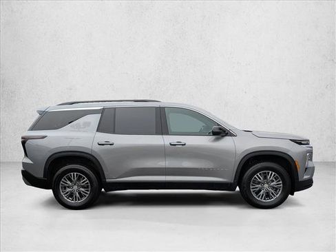 Used 2025 Chevrolet Traverse LT image 4