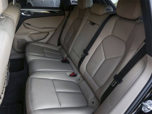 Certified 2022 Porsche Macan image 33