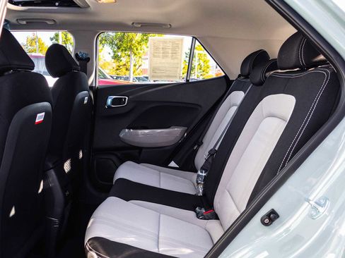 Used 2025 Hyundai Venue SEL image 15