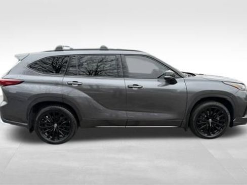Used 2023 Toyota Highlander XSE image 4