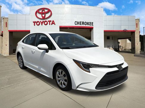 Used 2023 Toyota Corolla LE image 3