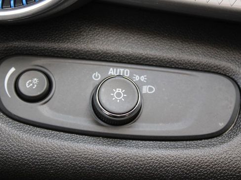 Used 2025 Chevrolet Trax LT image 42