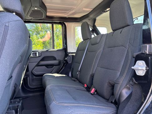 Used 2025 Jeep Wrangler Unlimited Sahara AWD/4WD image 25