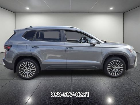 Certified 2025 Volkswagen Taos SE image 6