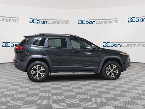 Used 2016 Jeep Cherokee Trailhawk AWD/4WD image 2