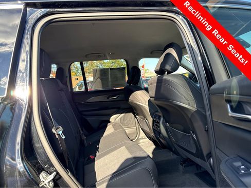 Used 2023 Jeep Grand Cherokee Laredo image 9